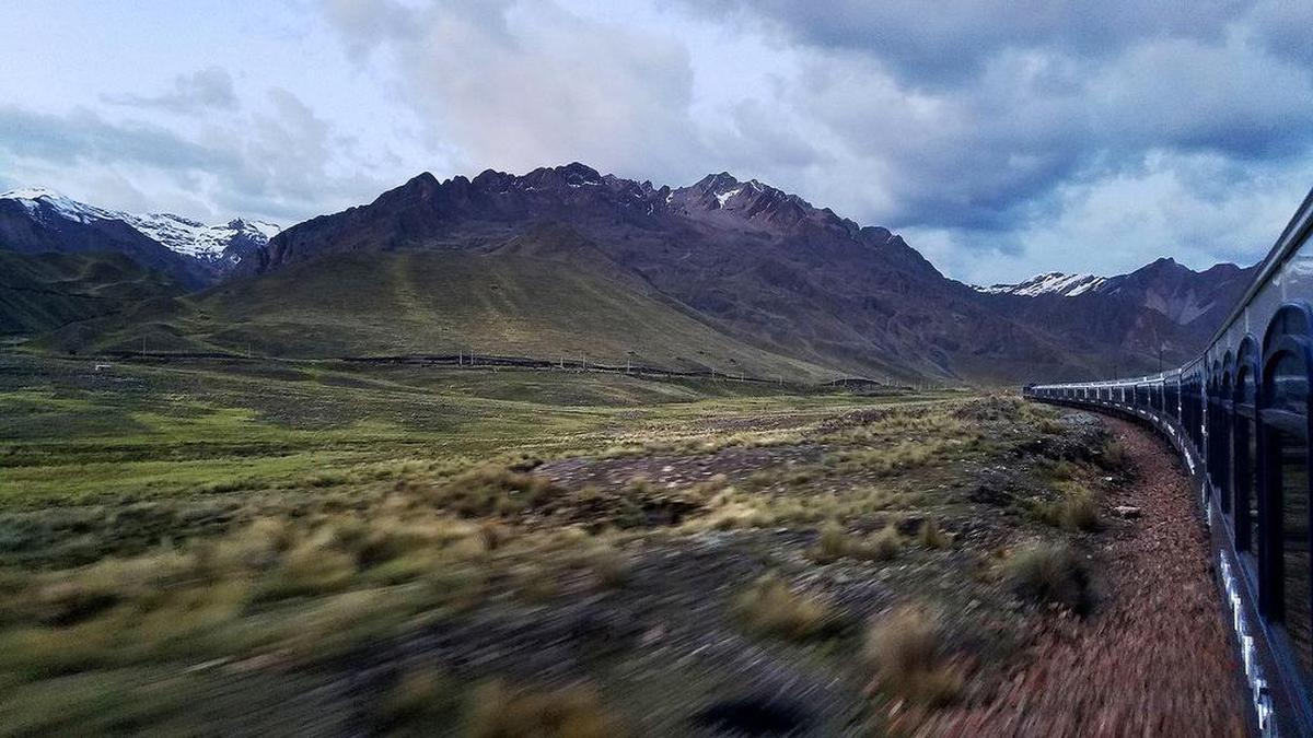 El tren atravisea el Paso de La Raya, que está a 14,150 pies sobre el nivel del mar.