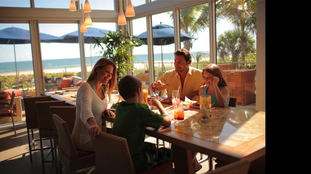 
Restaurante con vista al mar en el Marriott Harbor Beach Resort & Spa, Fort Lauderdale.
