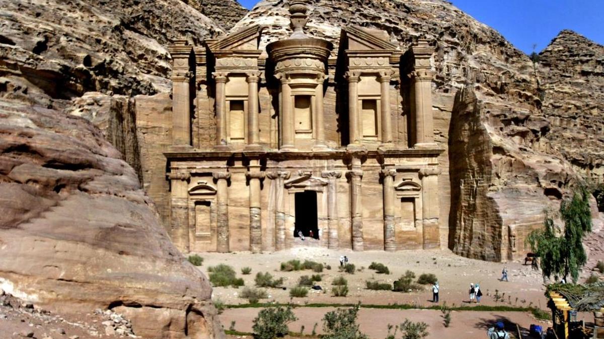Conocer las normas culturales antes de llegar al lugar facilita los contactos con la gente y permite tener una experiencia cultural más rica. En la imagen, el Monumento Nabateo, en la antigua ciudad de Petra, importante enclave histórico y arqueológico en Jordania.
