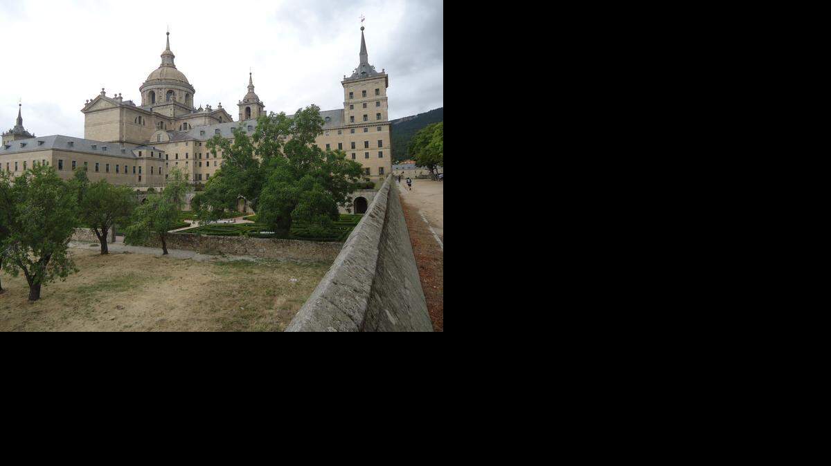 
El Monasterio de San Lorenzo de El Escorial es un complejo que incluye un palacio real, una basílica, un panteón, una biblioteca y un monasterio. Se encuentra en la Comunidad de Madrid, España, y fue construido entre 1563 y 1584.
