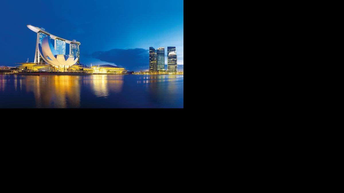 
Vista del complejo Marina Bay Sands con sus tres torres, la piscina en forma de barco en su terraza y a la derecha la ciudad de Singapur. 

