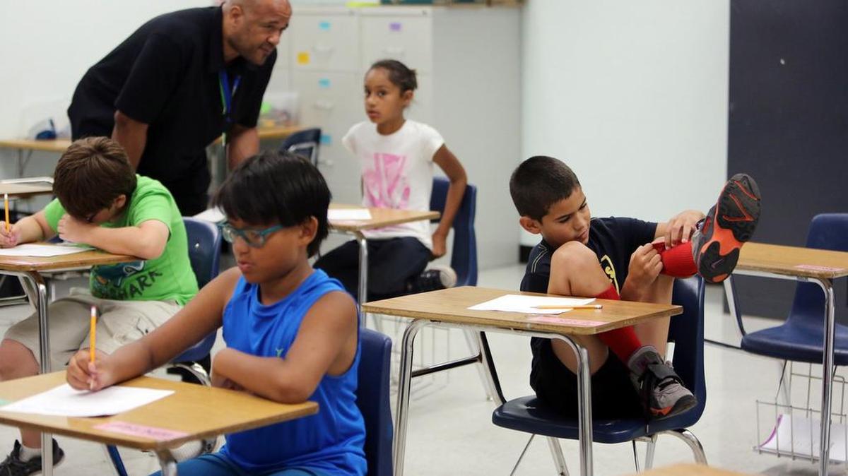 Es obvio que tienes que hablar con los maestros para saber cuándo tiene tareas y aprovechar para ver el progreso del niño en la escuela.