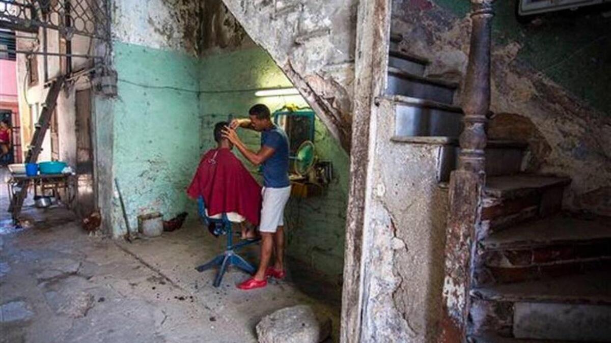 Tengo pesadillas recurrentes de que estoy en La Habana, me persiguen, me atacan, todo está oscuro, calles y edificios desbaratados. Y eso me da ansiedad. 
