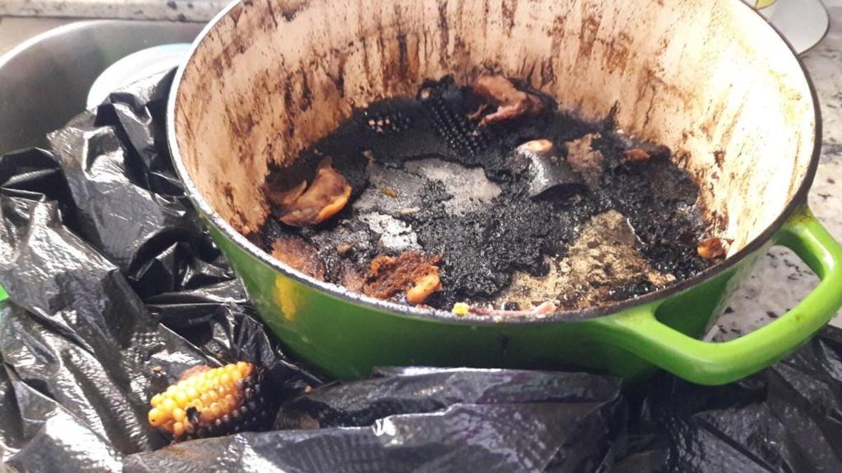 La olla, que estuvo llena del caldo, carne y vegetales estaba calcinada.