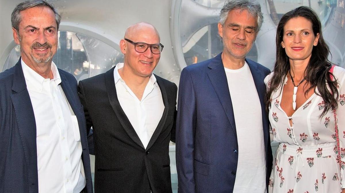 El presidente de Vhernier, Carlo Traglio con Craig Robins, Andrea y Veronica Bocelli.