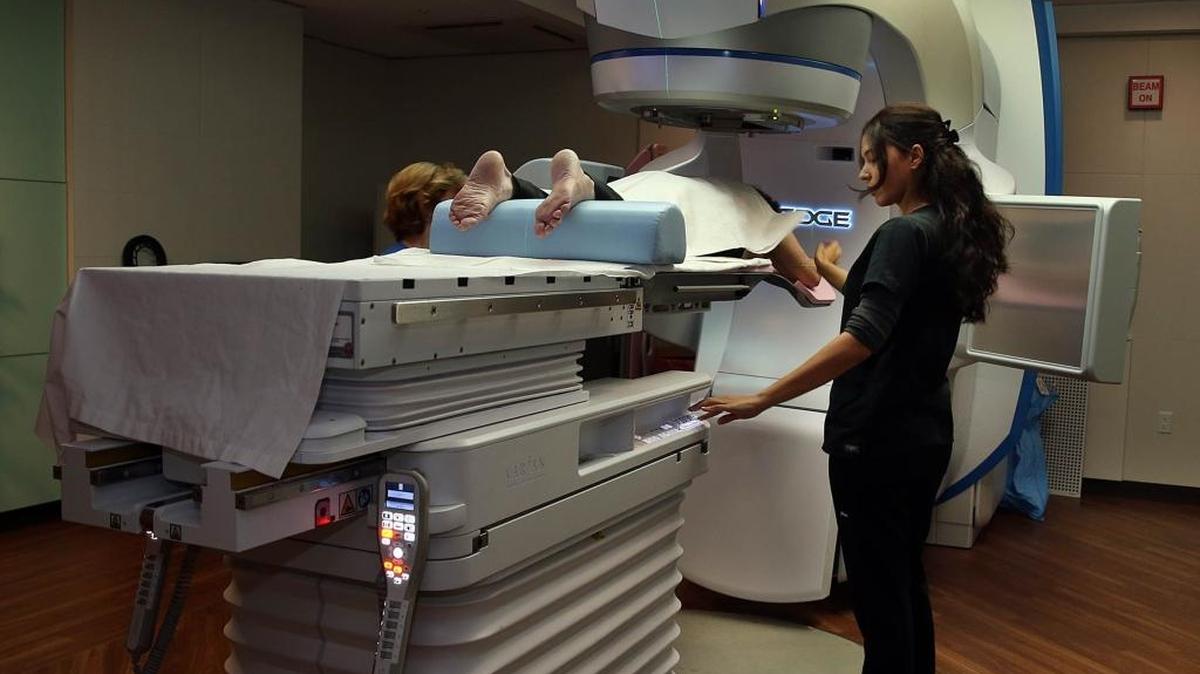 Es importante que le des a tu hijo la información antes de ir al hospital a una operación o a tratamiento. Ellos también resultan heridos, pero debe saber.