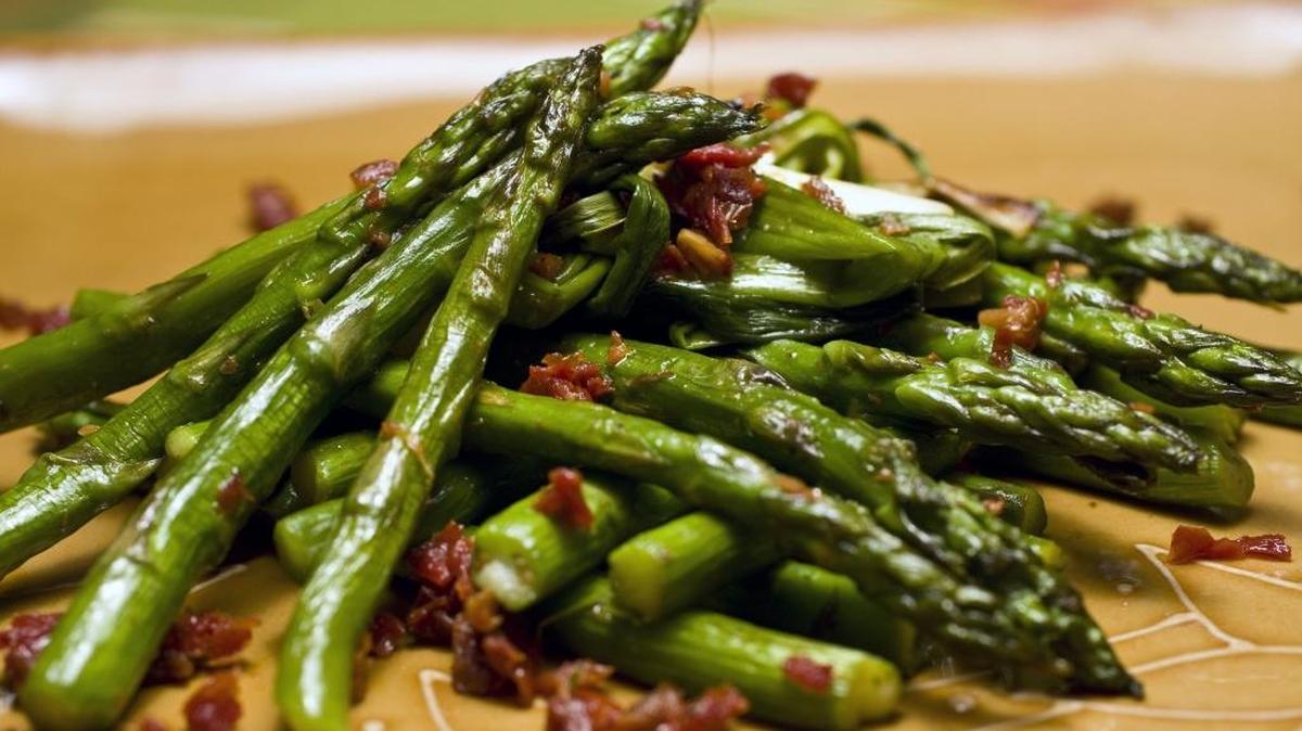 La vitamina B1, la puedes ingerir en alimentos como el espárrago, pescados como el salmón; pero también puedes suplirla, tomando la propia vitamina B1.