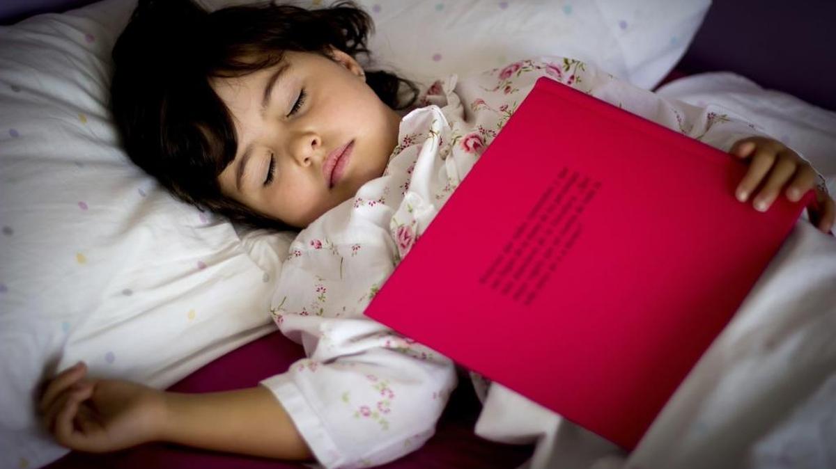 La pediatra le dio el mejor consejo a tu hermana: la niña debe dormir sola.