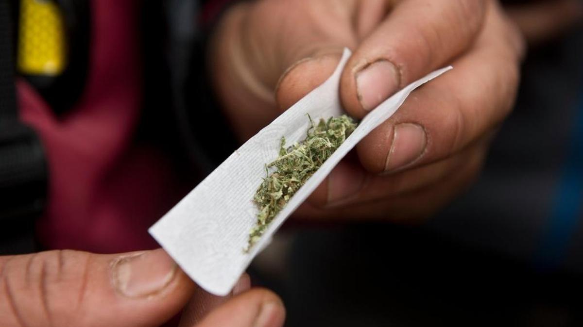 Tengo una hija de 14 años y le permitimos que tuviera novio, pero no estábamos enterados de que él consume marihuana.