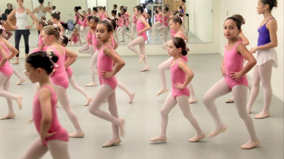 Si la niña desea aprender algo como danza, gimnasia, o tocar un instrumento, eso la ayudaría muchísimo. La música ayuda a calmar los estados de ansiedad.