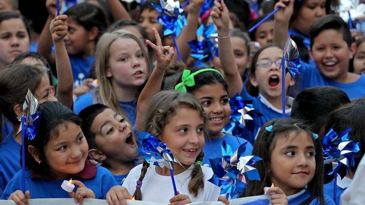 Escolares en una marcha para commemorar el Mes Nacional de la Prevención del Abuso Infantil.