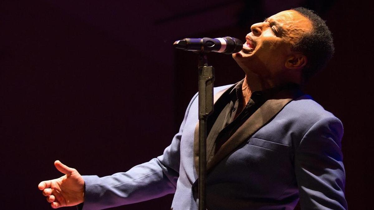 Jon Secada dió un concierto y after party en el Gusman Concert Hall de la Universidad de Miami, para presentar su disco ‘…To Beny Moré, with Love’, un tributo musical a la estrella cubana de antaño.