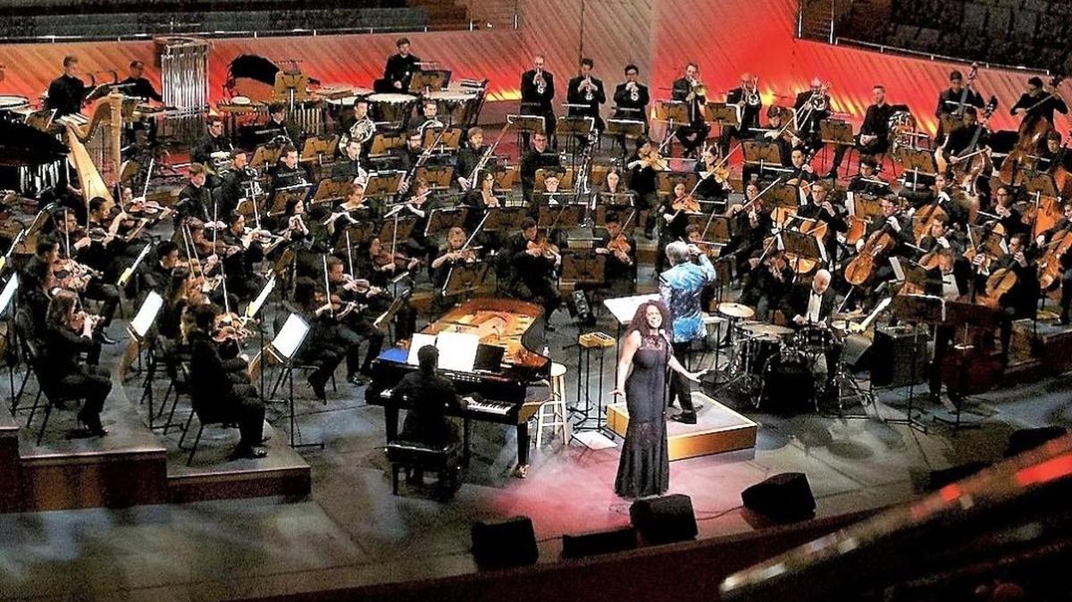 Audra McDonald cantando con la New World Symphony.