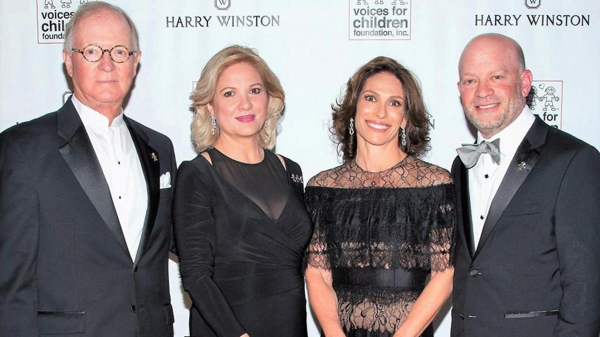 Stephen y Aimee Owens junto a Suzanne y Brad Meltzer.