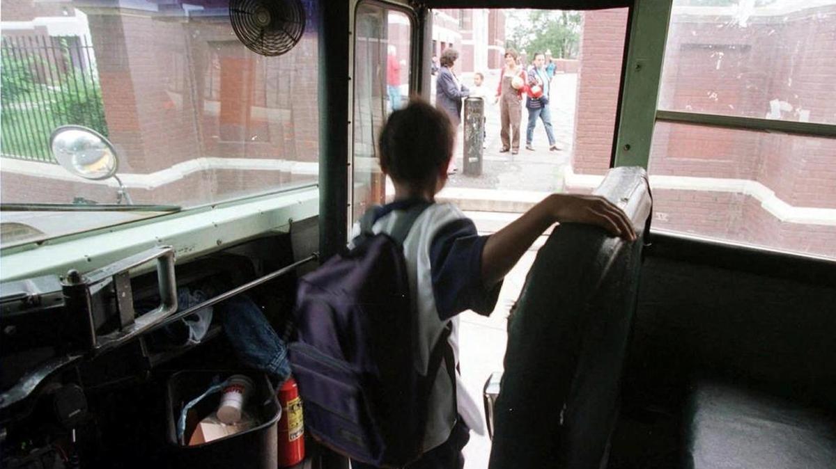 Mi hija no quiere subir más al autobús escolar, porque dice que huele a sudor y que siente que la rechazan.