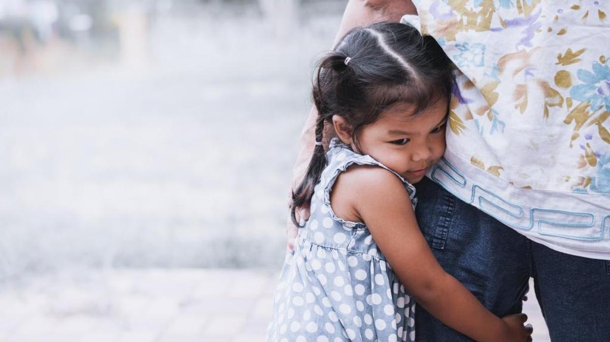 Sería importante enseñarle fotos de cuando ustedes la recibieron, de las fechas importantes en la vida de ella, de cumpleaños y reuniones familiares.