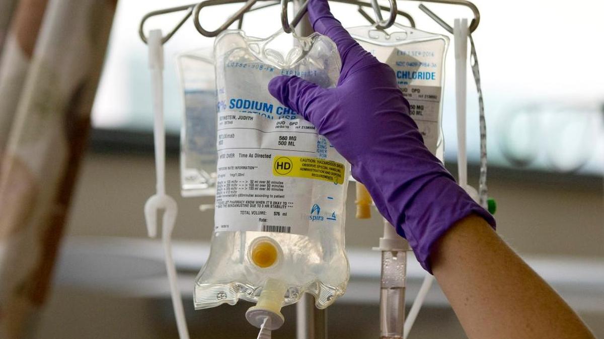 Aunque el ex esposo tenga cáncer, no veo por qué ella no pueda continuar con lo del divorcio y al mismo tiempo hablar con él; si él no quiere recibir el tratamiento, ese es su problema y también su decisión.