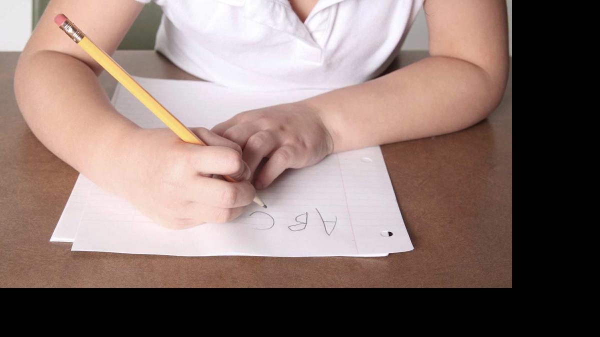 
El disgráfico no puede respetar la línea del renglón ni los tamaños relativos de las letras, ya que presenta rigidez en la mano y en su postura. 
