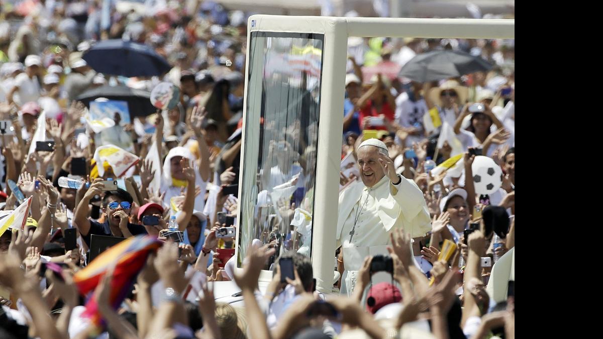 
El Papa Francisco saluda a la multitud, en su recorrido por el Parque Samanes de Guayaquil, Ecuador. 
