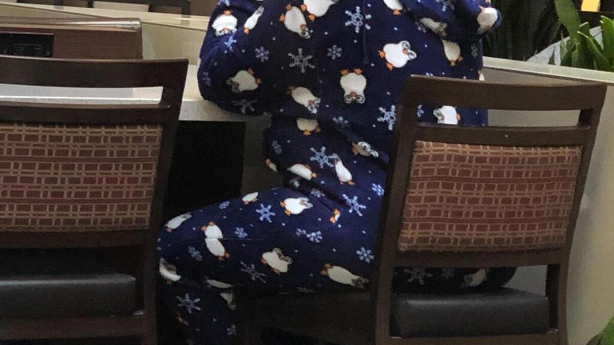 Una mujer en pijama desayunando en un restaurante de un hotel de Los Ángeles.