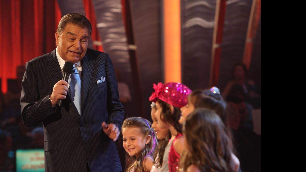 
Don Francisco durante la transmisión de Sábado Gigante por Univisión con las concursantes de ‘Miss Chiquitita’.
