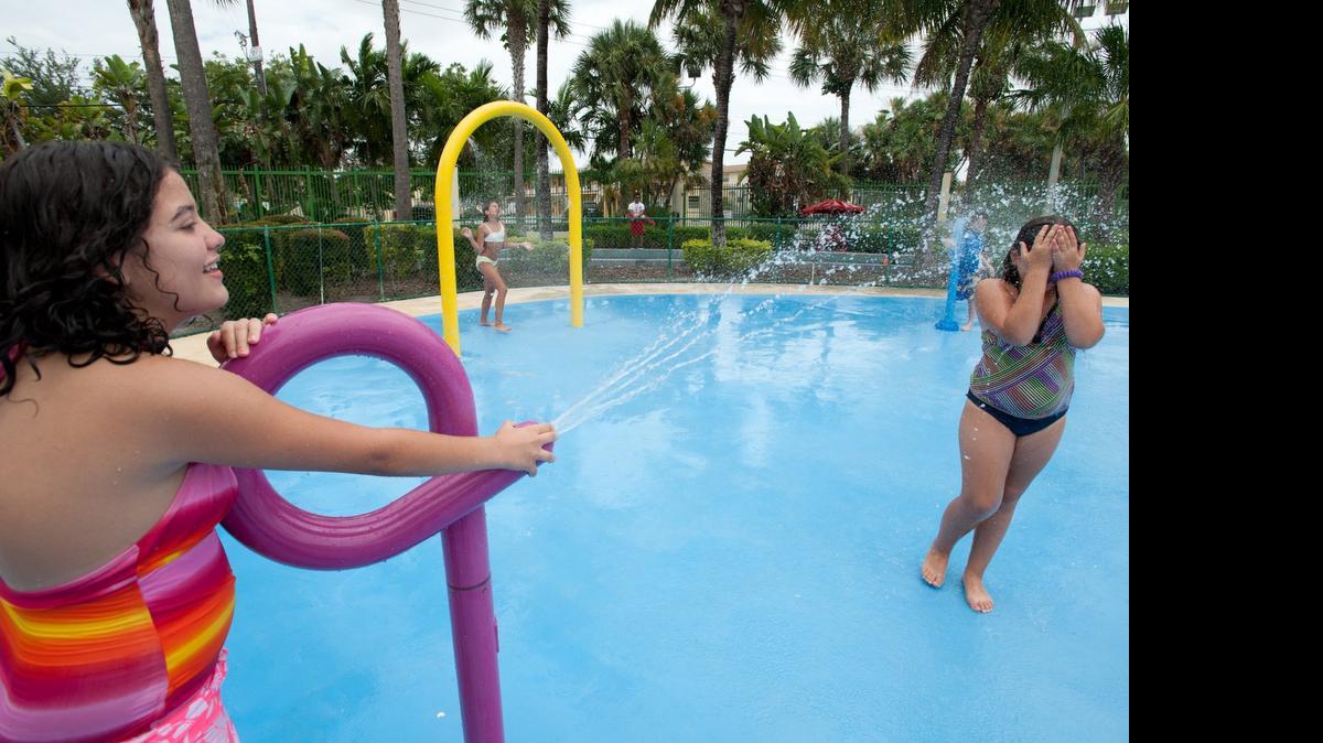 
Todos nuestros niños tienen derecho a unas vacaciones felices y en las que aprendan, al mismo tiempo, algo interesante; pero los precios de los campamentos de verano son demasiado altos.
