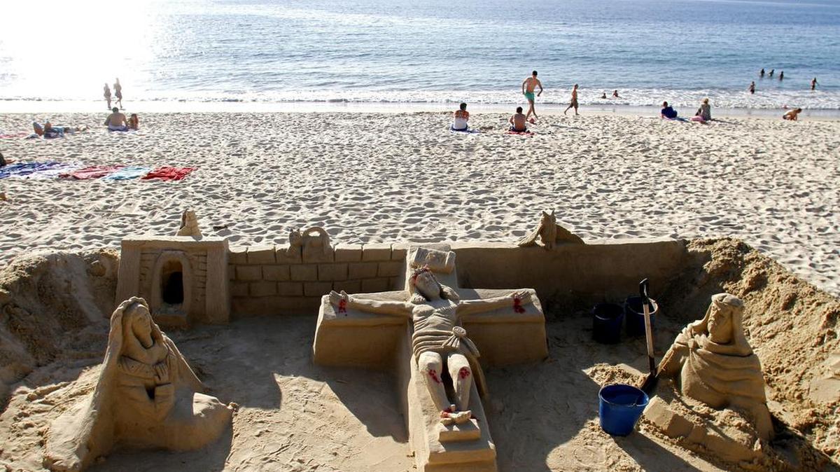 Esculturas de la Pasión de Cristo hechas en arena en la playa de Samil, Vigo, en España, el 4 de abril de 2015.