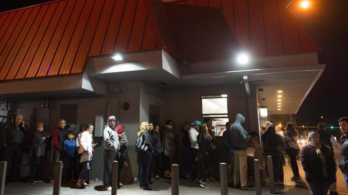 En una noche fría de Miami el pasado 3 de enero de 2018, muchos esperan en la fila del emblemático restaurante La Palma para comprar churros con chocolate caliente, una acendrada tradición de los hispanos en la ciudad.