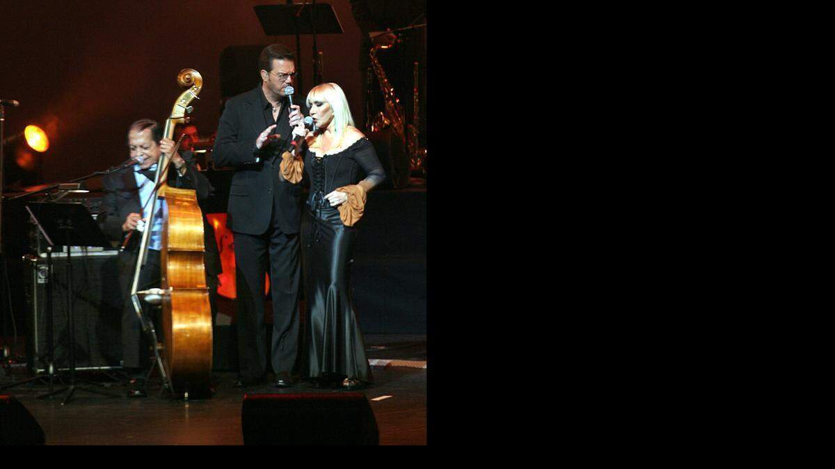 
‘Si alguien me hubiera pedido que narrara como puede verse el amor, bien hubiera podido dar la foto de Willy Chirino y de Lissette, que sin duda materializan lo que es ese sentimiento’.
