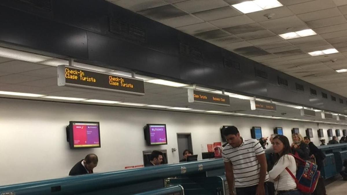 Basta con mirar al techo para que vea usted la mugre que sale por los conductos del aire acondicionado.