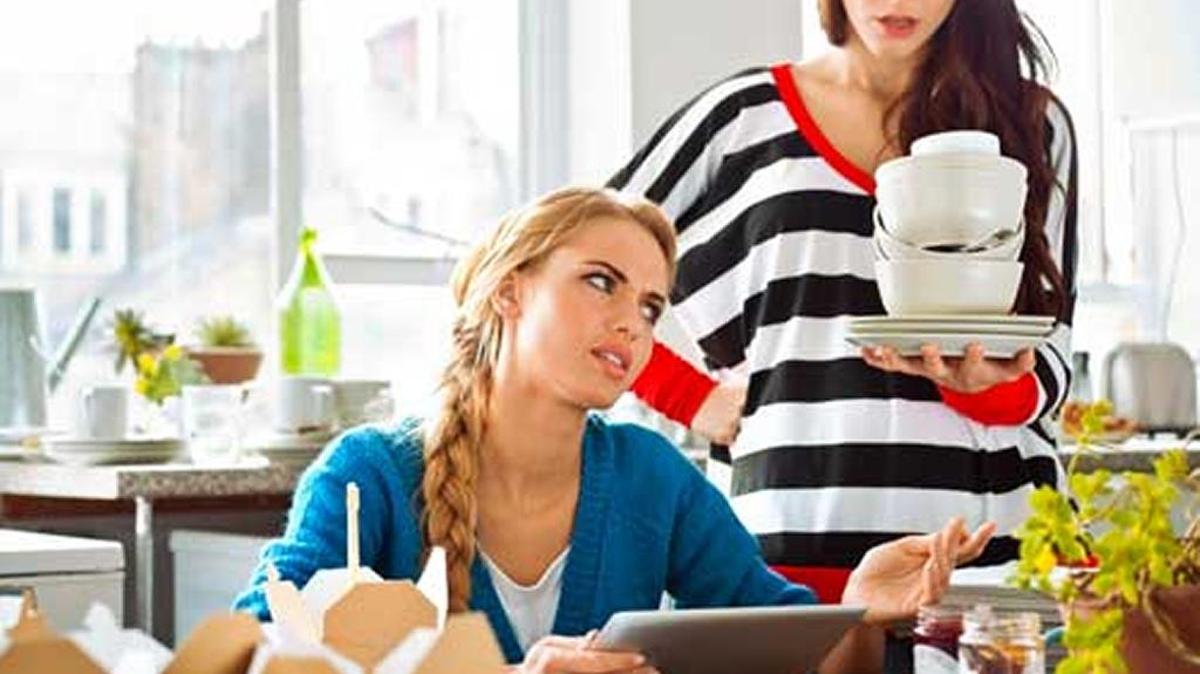 Si no son compatibles no deberían compartir la misma habitación; habla con la persona encargada de resolver esta situación.