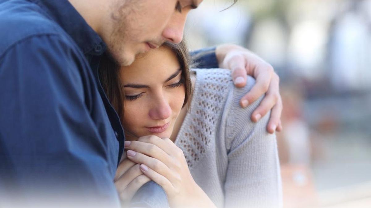 Quienes sufren de la intensa ansiedad que provoca la agorafobia sienten temor de abandonar ellugar que consideran su protección, como la casa, o una persona.