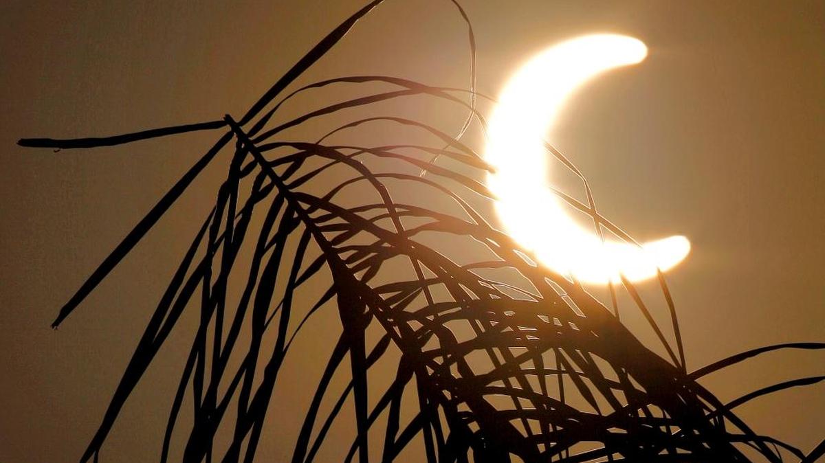 ‘A partir de ahora, cuando mires al cielo y veas que el Sol cubre la Luna, es porque se reclina sobre ella y comienzan a amarse’.