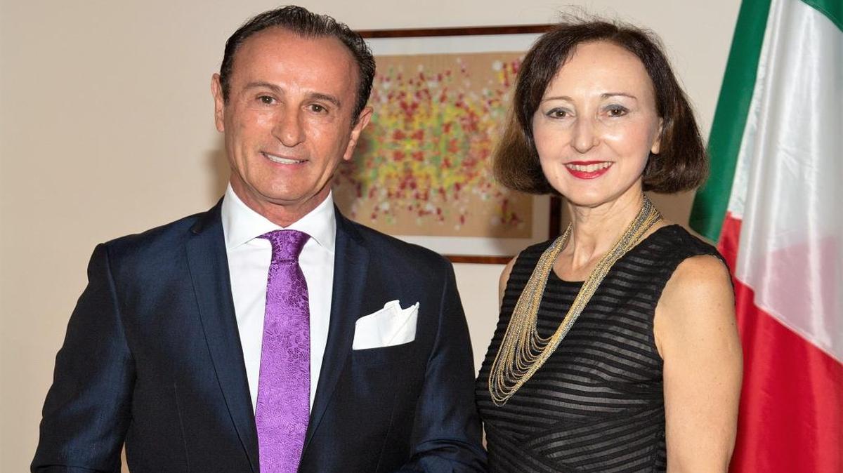 Nino Pernetti junto a la Cónsul General de Italia, Gloria Marina Bellelli.