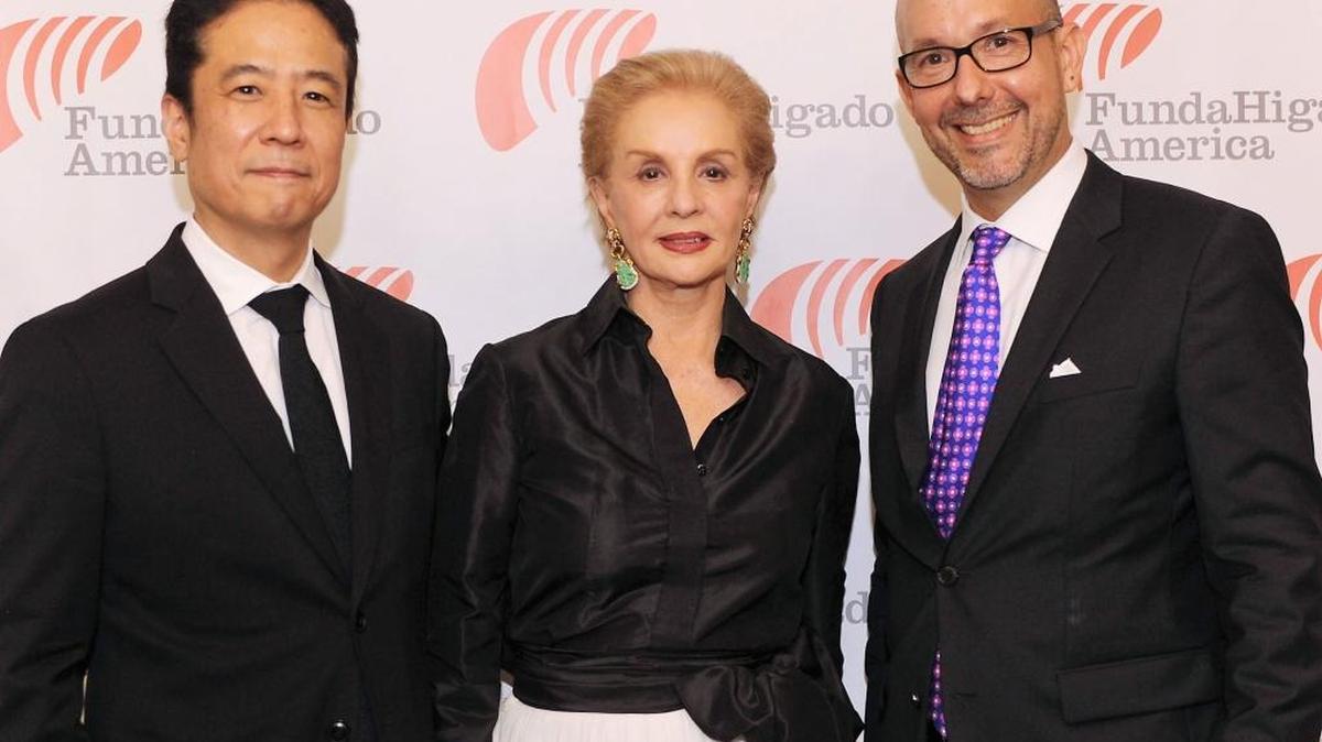 El Dr. Tomoaki Kato y Carolina Herrera con el Dr. Pedro Rivas Vetencourt.