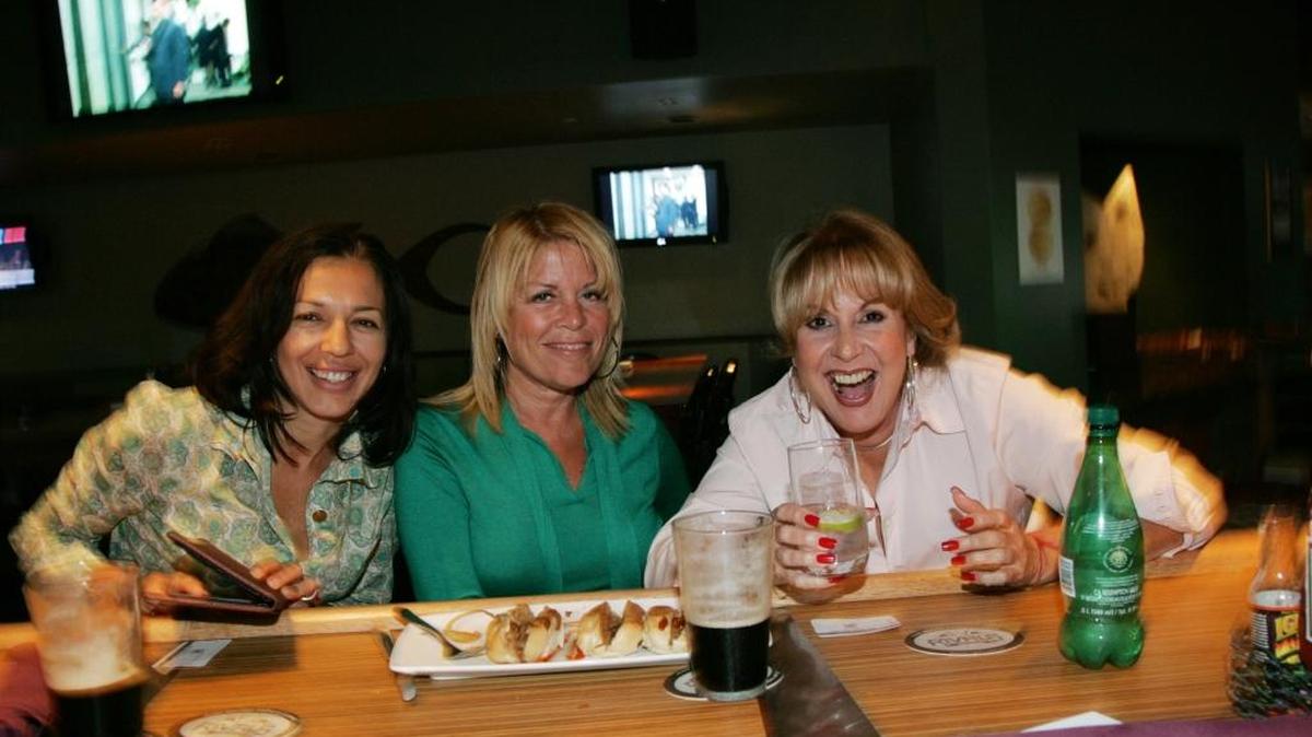 Debes salir con tus amigas a un cine o a una comida.