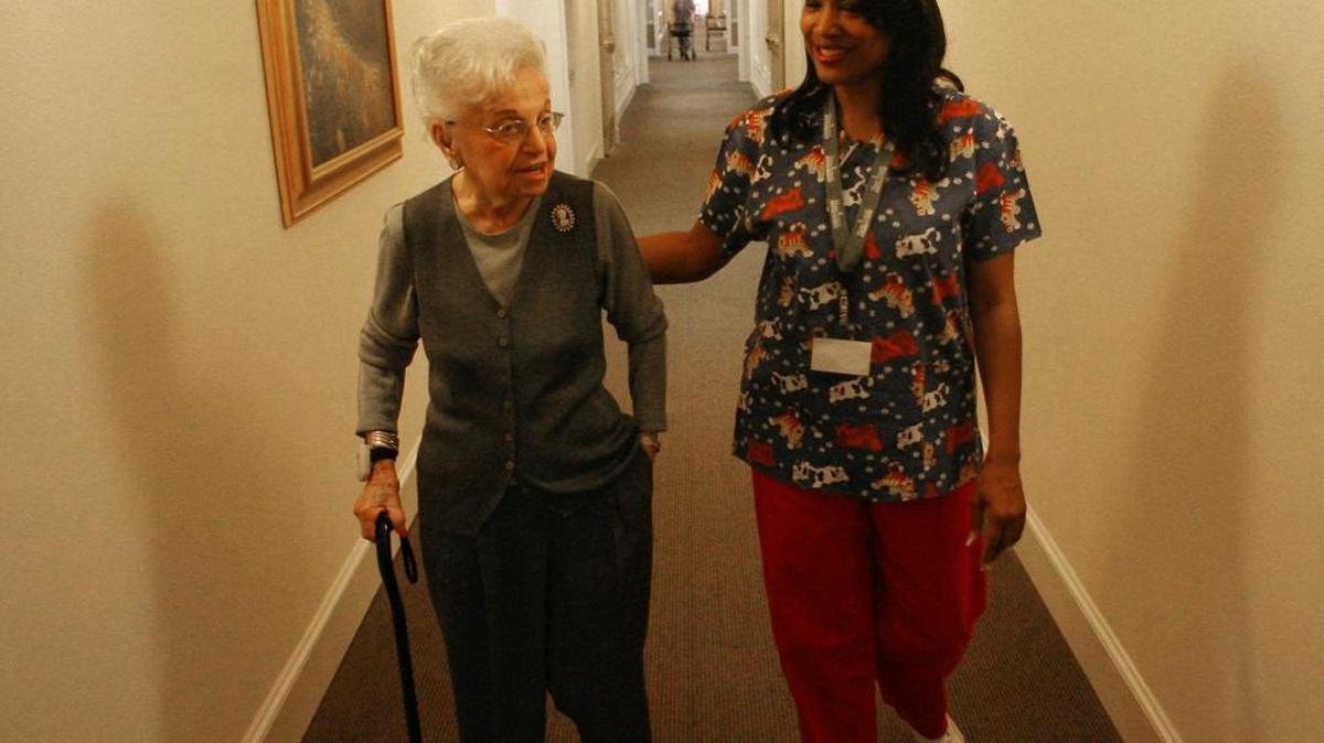 Te gusta tu trabajo de cuidar a personas de la tercera edad: eso es lo positivo de tu trabajo. Haz algo especial con alguno de los que cuidas y, cuando lo hagas, di: ‘esto lo hago en tu nombre, mamá’.
