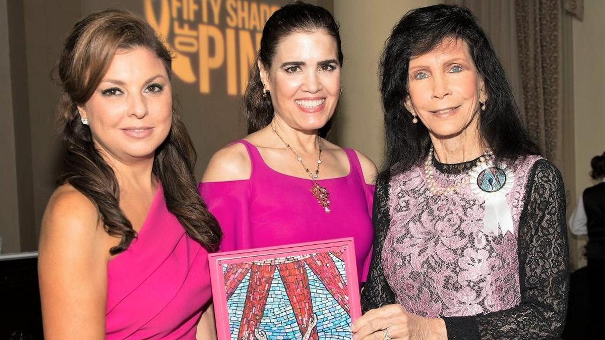 Christina Termine y Ana Veiga Milton con La Mujer del Año, Trish Bell.