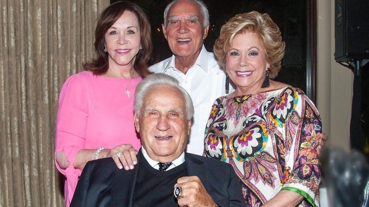 Mary Ann Shula, Gus y Lilliam Machado con Don Shula.