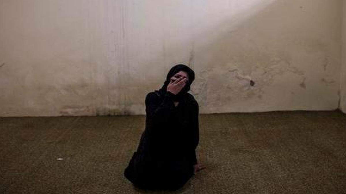 
Faheema, de 21 años, llora después de una sesión de mediación en una confrontación con su familia en el refugio Mujeres por Mujeres Afganas, en Kabul.
