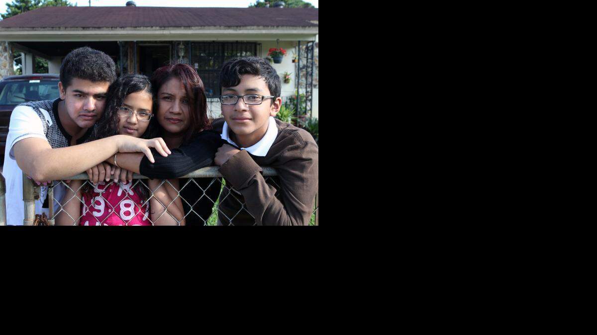 
Siempre muy unidos y protectores de su madre, Wilfredo Santamaría, Yael Alameda, Yael Ávalos (madre), y Luis Daniel Alameda. 
