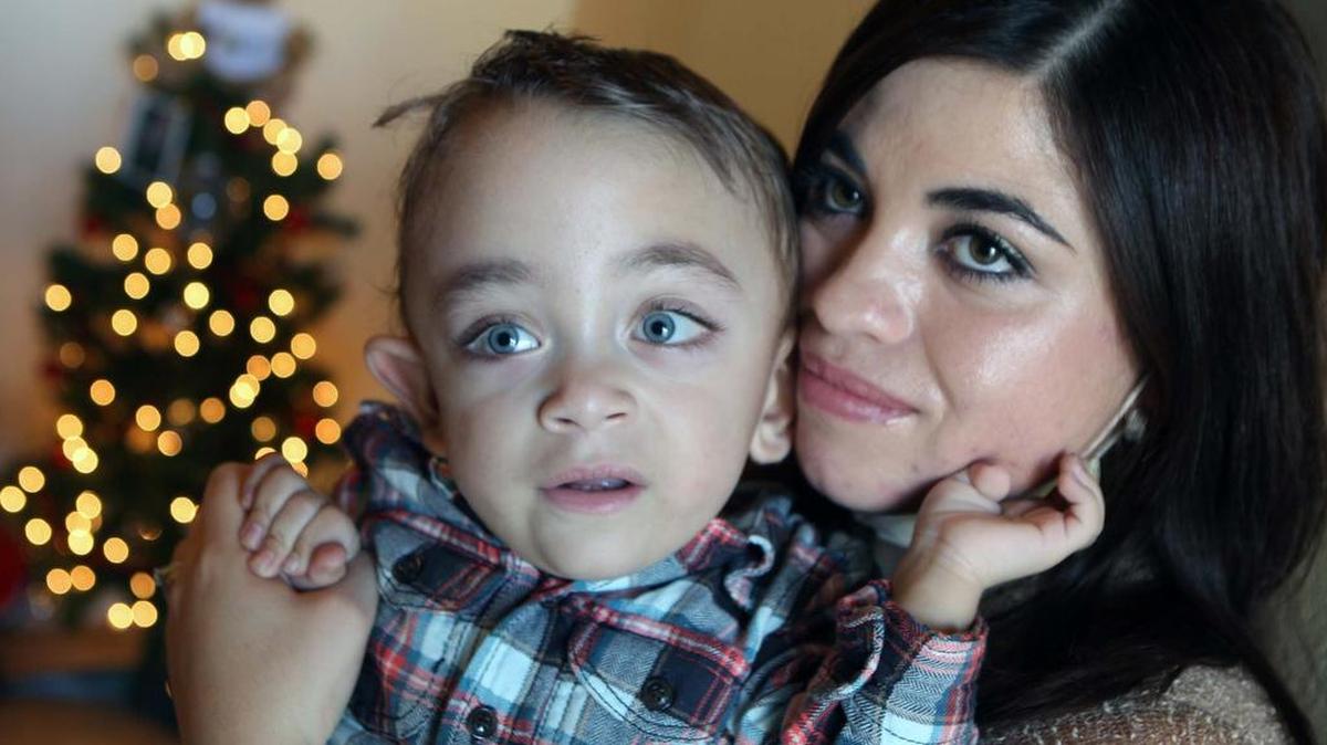 Mauricio Sánchez, de 2 años, con su mamá, Grace de Valle. Mauricio se recupera de un trasplante de riñón, efectuado en noviembre por un equipo del Miami Transplant Institute, de la Facultad de Medicina UHealth/Leonard M. Miller y el Jackson Memorial Hospital.