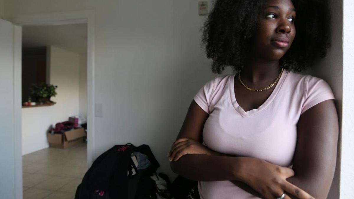 Gabrielle Joseph en su apartamento en Fort Lauderdale. La adolescente, que salió de ‘foster care’ recientemente se abre camino, estudiando y viviendo sola.
