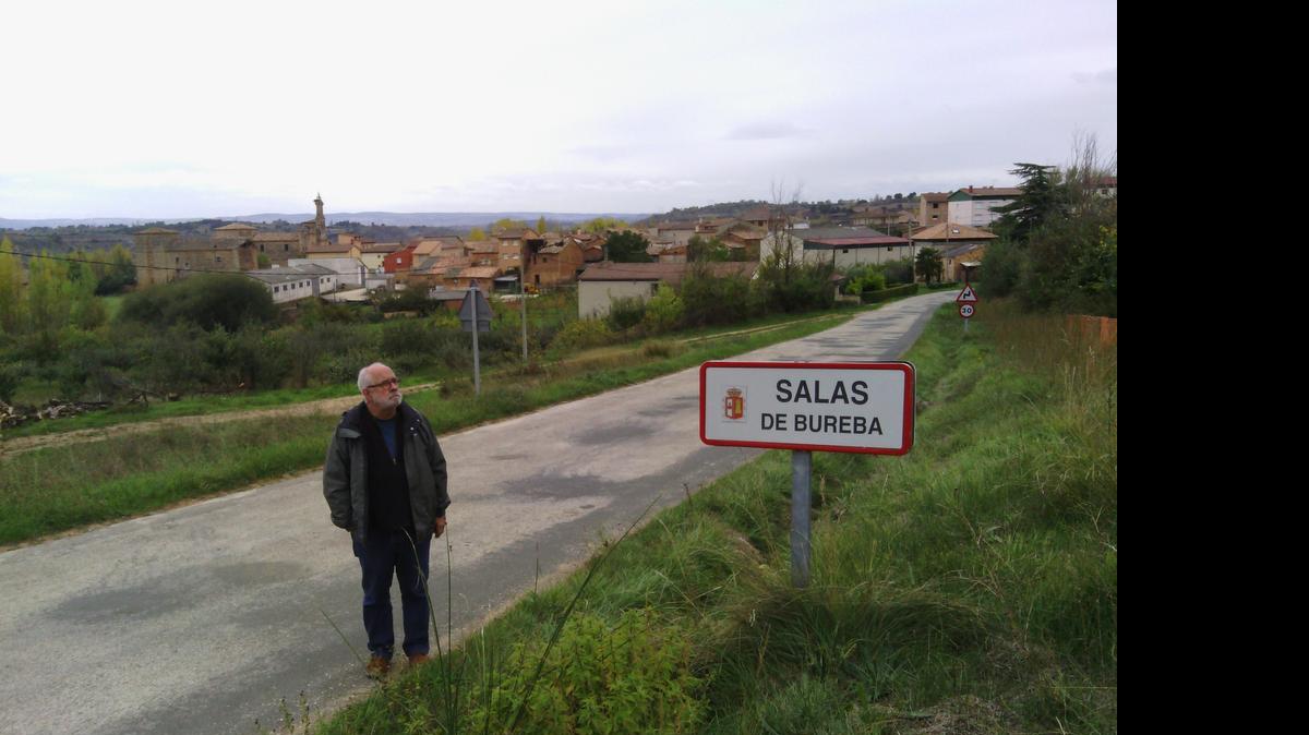 
Juan Tamayo a la entrada de Salas de Bureba, pueblo de Burgos donde vivieron cinco generaciones de su familia. 
