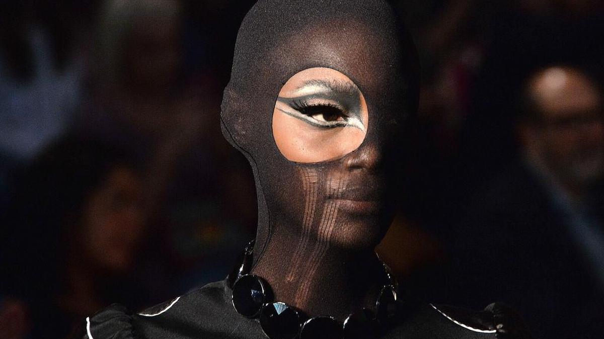
Una modelo presenta una creación de Alexandre Herchcovitch durante la colección de invierno 2016 de la Semana de la moda de Sao Paulo en Sao Paulo Brasil el 18 de octubre de 2015.
