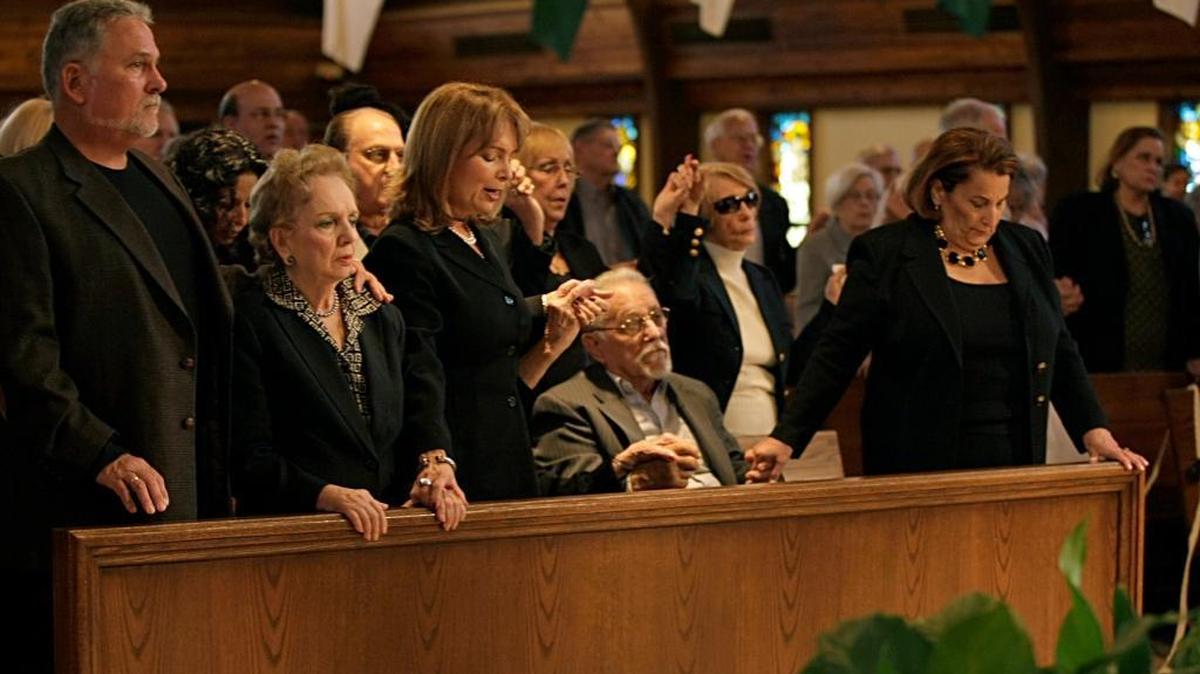 
La foto del 2008 fue tomada en Saint Brendan Catholic Church, de Miami, durante una misa de recordación de la tragedia del vuelo 495. De izq. a der.: Miguel Medrano, María Bry de Medrano y Patricia Pita, hijo, viuda e hija de Ruskin Medrano, el capitán de Cubana de Aviación que también pereció en la Bahía de Nipe; Felícita González (madre de Omara) y los sobrevivientes Osiris Martínez y Omara González.

