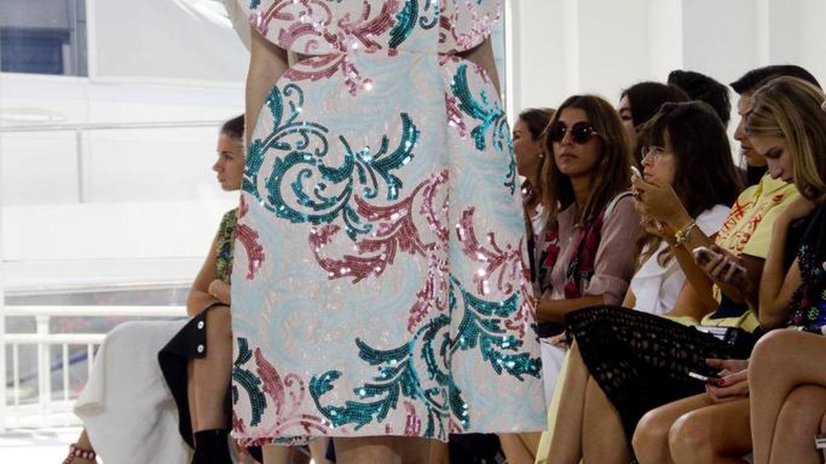 Del Pozo propone sofisticados estampados abstractos.