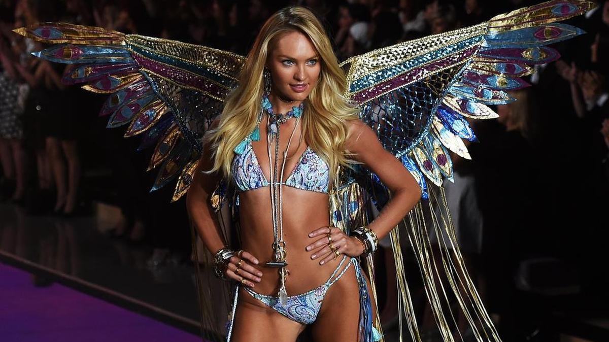 Una modelo camina por la pasarela durante el desfile de la marca Victoria's Secret en Lexington Armory en Nueva York (Estados Undidos) ayer, 10 de noviembre de 2015.