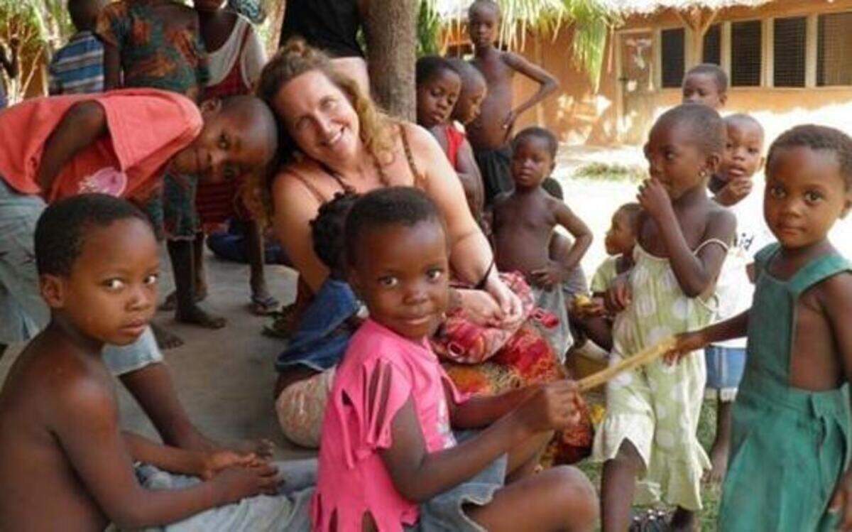 
Lisa Lovatt-Smith (centro) es directora de la ONG OAfrica.
