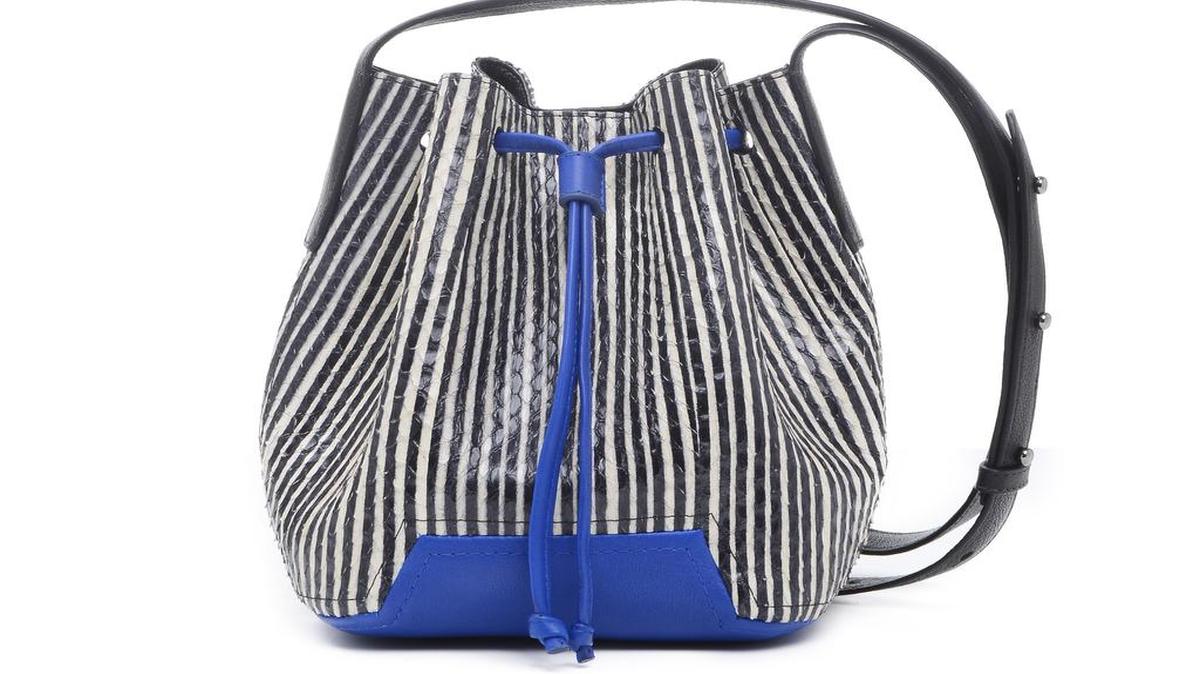 Aunque la mayoría de las pieles que utiliza en sus carteras son importadas de Italia, a la diseñadora le encanta apoyar la mano de obra de Colombia.